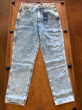 Wrangler Light Wash Relaxed Jeans - Men's Casual Denim